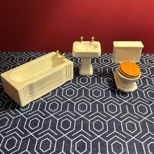 Vintage dollhouse bathroom set
